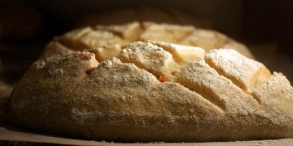 Die Roggenmischbrote mit Speck werden gebacken